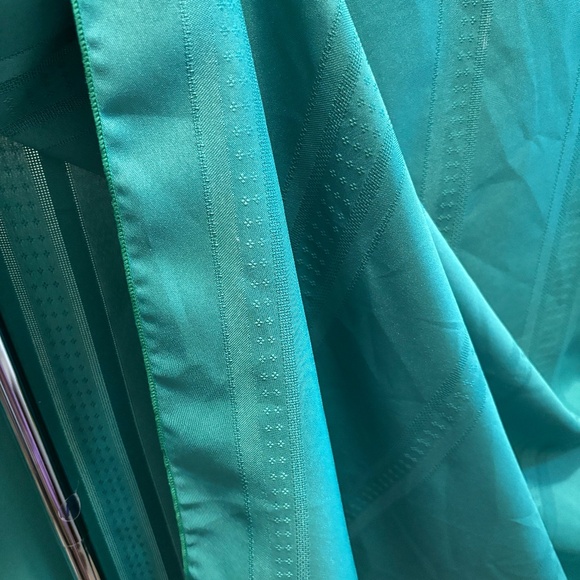 Emerald Green Tablecloth - Picture 4 of 8